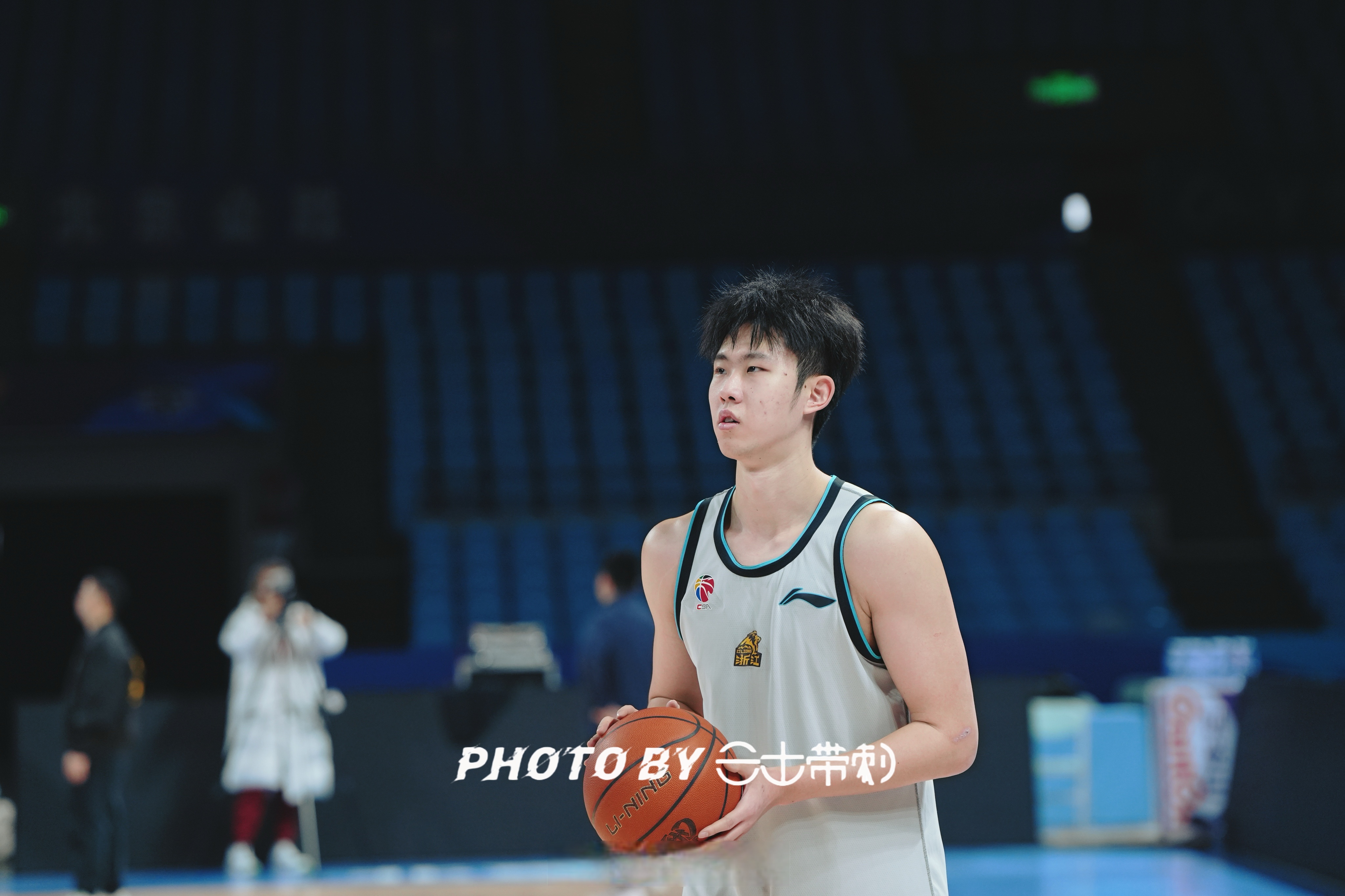 赛前荷甲传出新动向；广厦男篮防线松动；管理层表态——悬念犹存；细节决定成败的简单介绍