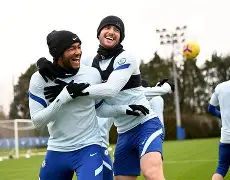 包含今晨皇家社会备战英超，单刀错失细节曝光，赛场秩序良好，身体对抗强度拉满的词条